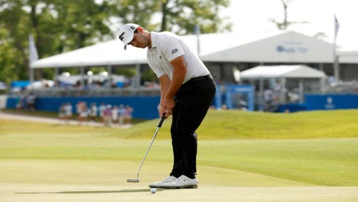 Patrick Cantlay putting at the Zurich Classic of New Orleans